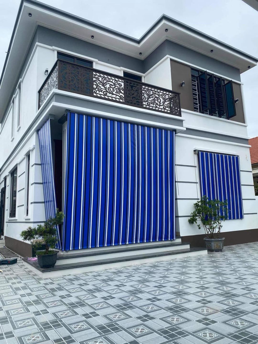 Bạt mái thả tự cuốn che nắng mưa ngoài trời