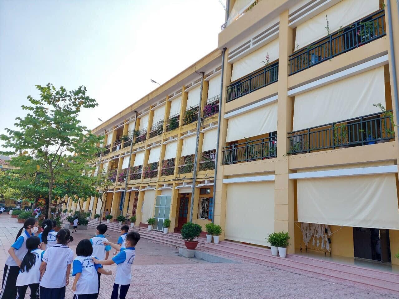 Bạt che nắng mưa mái thả ban công trường học
